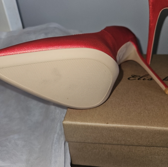Red Heels - Picture 5 of 7
